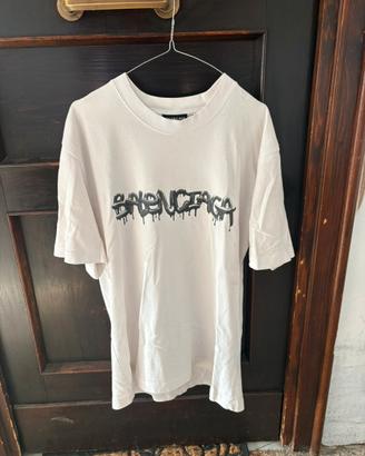 T-shirt Balenciga bianca e con stampa nera