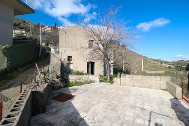 Casa terreno e garage all'ingresso di Castelmola