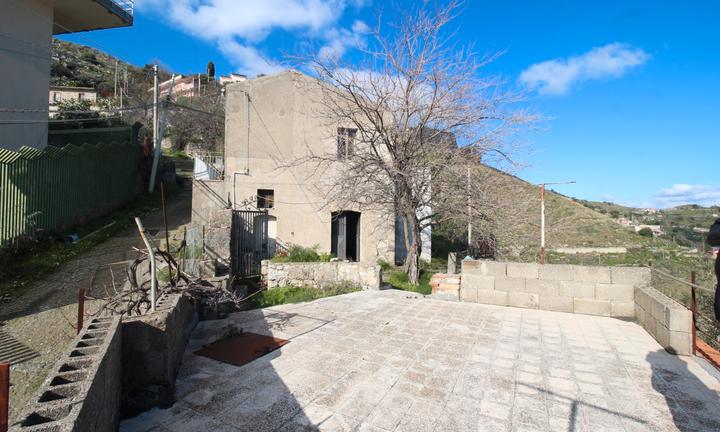 Casa terreno e garage all'ingresso di Castelmola