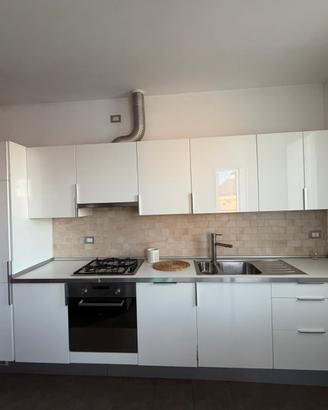 Cucina con elettrodomestici