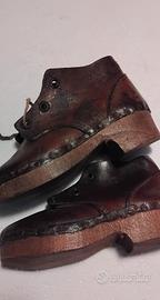 Scarponi  cuoio  e legno.