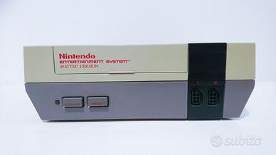 Nintendo NES + Four Score (4 giocatori) + Pad, etc