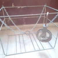 Cesto per carichi pesanti, carrucola ed elmetto.