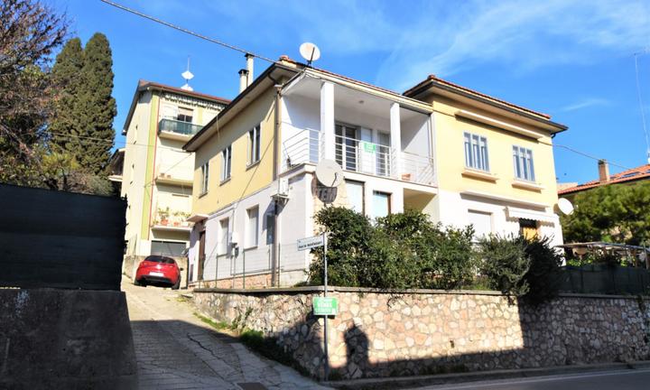 Appartamento di 110 mq con terrazzo, soffitta, cor