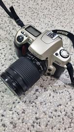 Macchina fotografica Nikon con obbiettivo 28 80