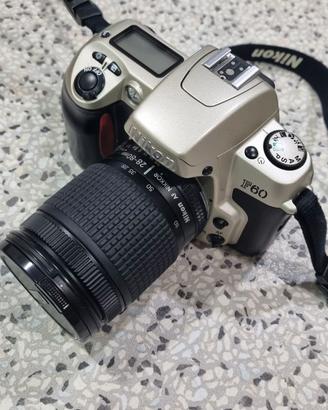 Macchina fotografica Nikon con obbiettivo 28 80