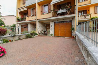 VILLA A SCHIERA A CASTO