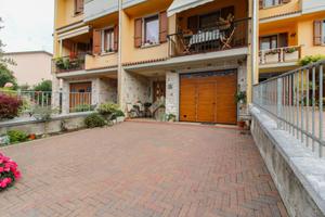 VILLA A SCHIERA A CASTO