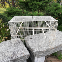 Gabbie per canarini e una per conigli