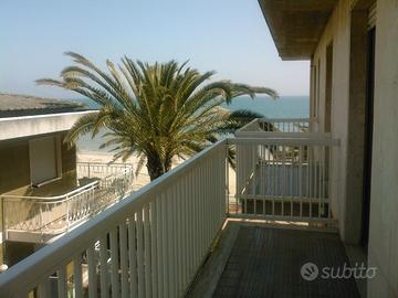 Cupra marittima a 10 metri dalla spiaggia