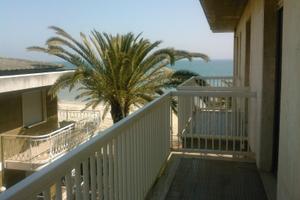 Cupra marittima a 10 metri dalla spiaggia