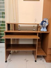 Scrivania con carrello e rotelle