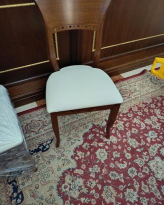 Stock Sedie in Legno Pregiato e Seduta Imbottita