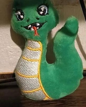 Serpente di peluche verde morbido