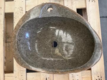 lavabo in sasso scavato a mano