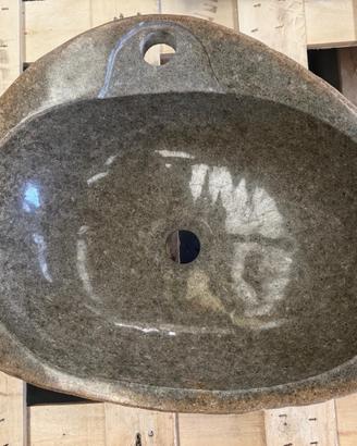 lavabo in sasso scavato a mano