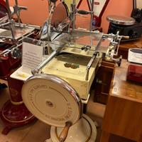 affettatrice antica con piedistallo