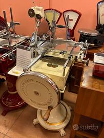 affettatrice antica con piedistallo