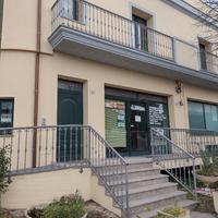 Zona supermercati in un crocevia molto trafficato