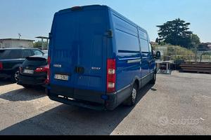 vorrei un furgone grande lungo e alto