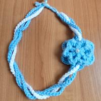 collana all' uncinetto con fiore azzurro in lana