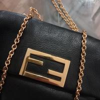 Borsa Fendi con tracolla catena oro.