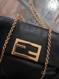 Borsa Fendi con tracolla catena oro.