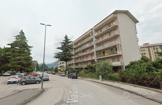 Appartamento con cantina e sottotetto ad Avellino