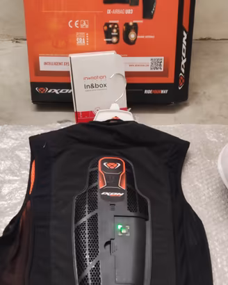 Set gilet airbag ixon e due caschi modulari