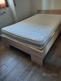 LETTO A UNA PIAZZA E 1/2, COMODINO E TELEVISORE