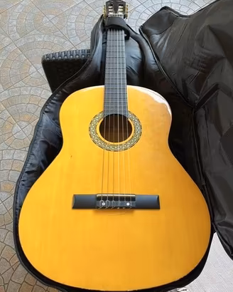 chitarra classica con custodia