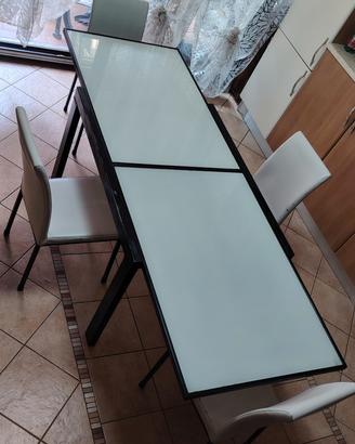 tavolo allungabile + 4 sedie. 