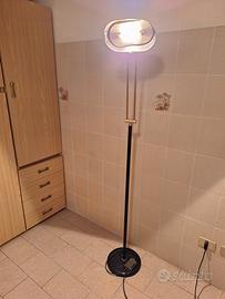 Lampada da terra con luce regolabile