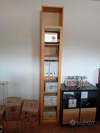 Libreria alta in legno chiaro con anta a vetro Bil