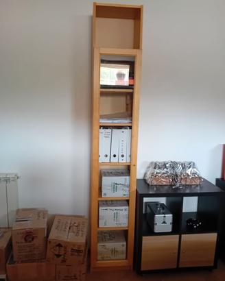 Libreria alta in legno chiaro con anta a vetro Bil