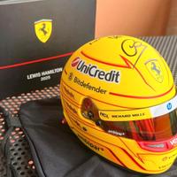 Casco 1/2 Ferrari autografato Lewis Hamilton 