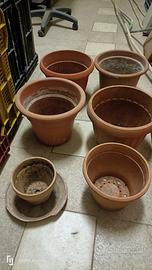 5 vasi in resina più uno piccolo in coccio più sot