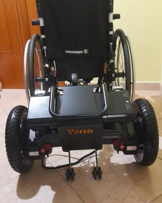 sedia a rotelle con motore elettrico e joystick co