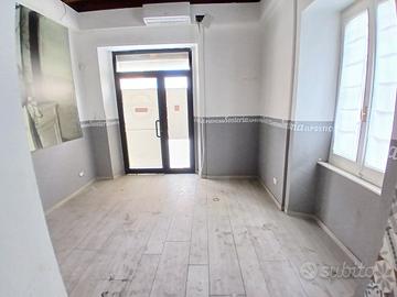 Negozio con 2 vetrine a Palombina nuova