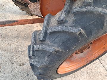 Trattore fiat 250 ruote gomme 9.5 24