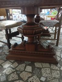 Tavolo e sedie in legno