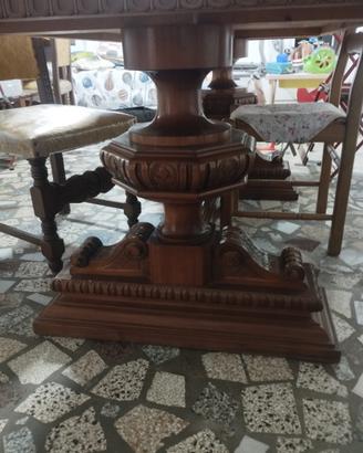 Tavolo e sedie in legno