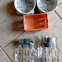 Scatole elettriche e prese per lampadine Minion.