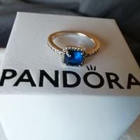 Anello pietra quadrata luce blu