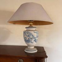 Lampada da tavolo in ceramica bianca e azzurra