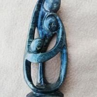 Statua in marmo verde famiglia