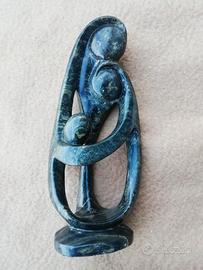 Statua in marmo verde famiglia