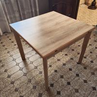 tavolo in legno chiaro con 4 sedie