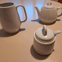 Teiera, lattiera e zuccheriera 