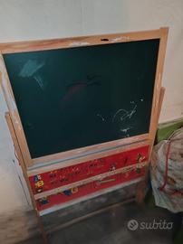 lavagna con lettere magnetiche.